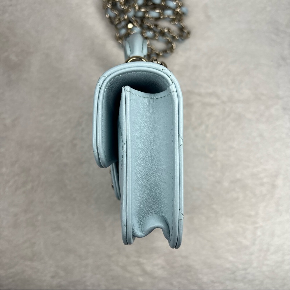 CHANEL 21K Lambskin Light Blue Quilted Flap Coin Purse with chain - Picture 4 of 9